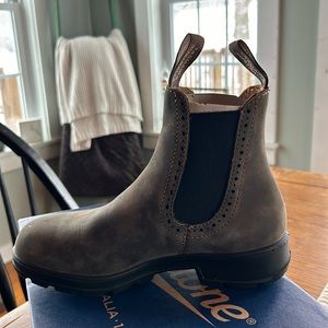New in box Blundstone #1351 Chelsea Rustic brown size 6.5 (Aus/UK size 3.5).